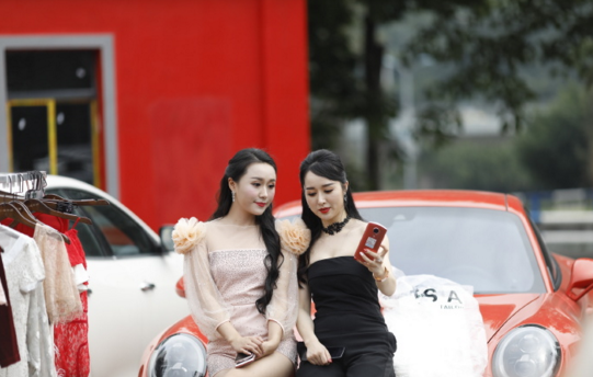 炎炎夏日，街拍各种美女，个个都是美哒哒的！