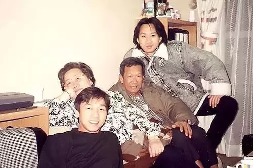 悼念黄家驹逝世24周年！纵有千万光辉岁月，人间再无黄家驹