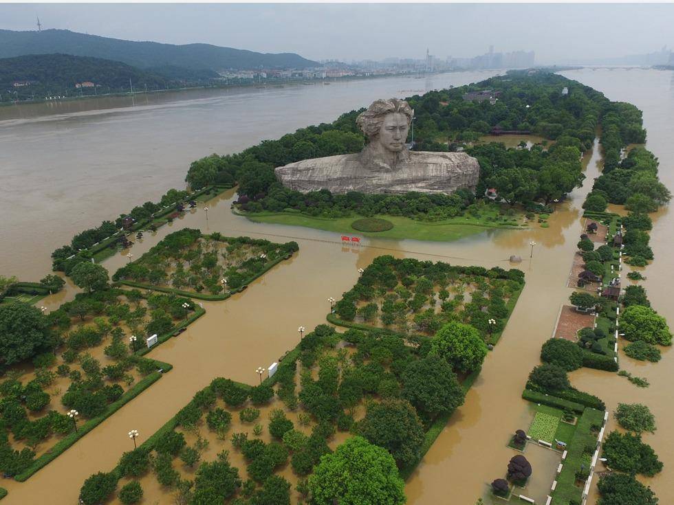 这几天湘江水涨,橘子洲淹,千年古城长沙陷入一片内涝之中.