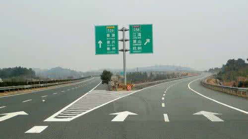 新手推荐：这十三条高速驾驶时的注意事项，老司机们都懂！