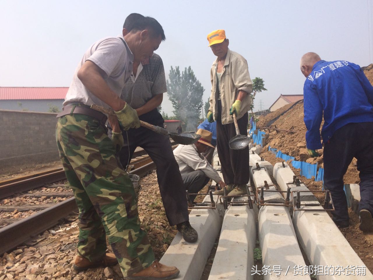 煮这么一大锅粥竟然是为了固定铁路道钉