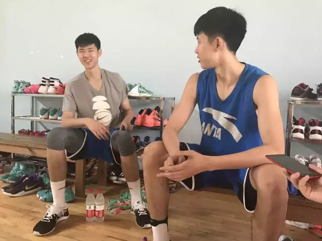 cba赵嘉仁赵嘉义是哪里人(身高一样、长相一样、连发型都一样！和双胞胎打篮球，刚过了弟弟要上篮，哥哥补防，瞬间懵了！)