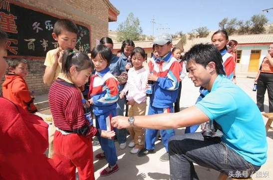 同样是公共场合下跪，刘德华李连杰心存大爱，这几位哗众取宠被骂多年