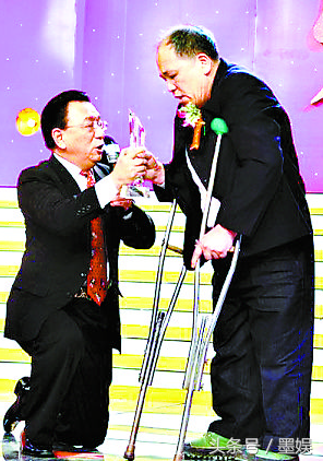 同样是公共场合下跪，刘德华李连杰心存大爱，这几位哗众取宠被骂多年