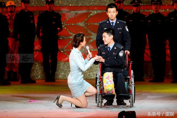 同样是公共场合下跪，刘德华李连杰心存大爱，这几位哗众取宠被骂多年