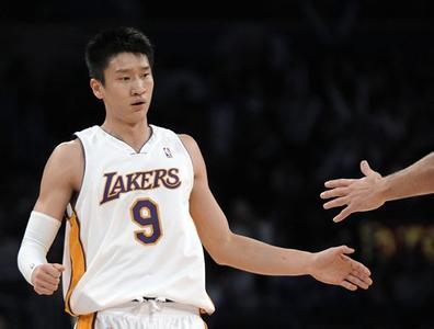 为什么亚裔人在nba被歧视(从林书豪怒批奥斯卡   反思亚裔球员在NBA“受歧视”!)