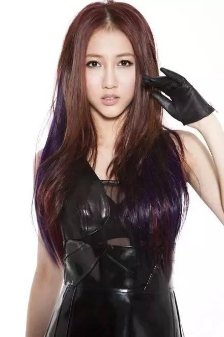 百色:弦子还有,甄锡,江钰源,韦永丽原名张菊霞;14岁开始出道,靠一首