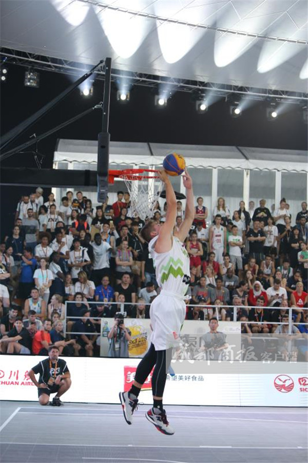 成都3x3u18世界杯(扣篮秀引爆现场 国际篮联3x3 u18世界杯成都落幕)