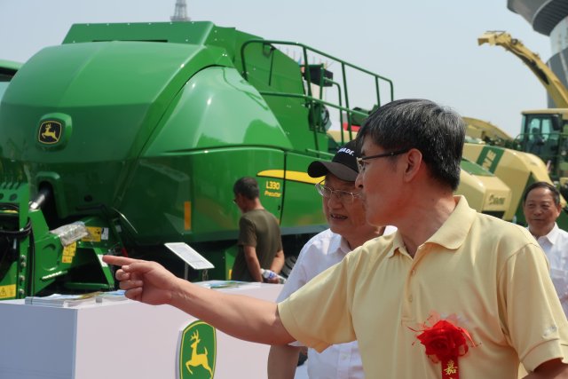 約翰迪爾牧草全程機(jī)械化解決方案亮相赤峰展會(huì)