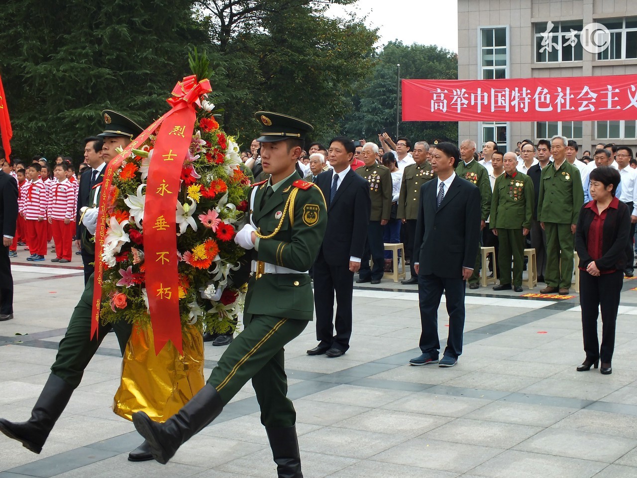 带镣铐的舞蹈：怨接回来了往后的日子怎么过？石岩坐在一支快要散架的椅子上痛苦地思索着这个使他烦恼的问题