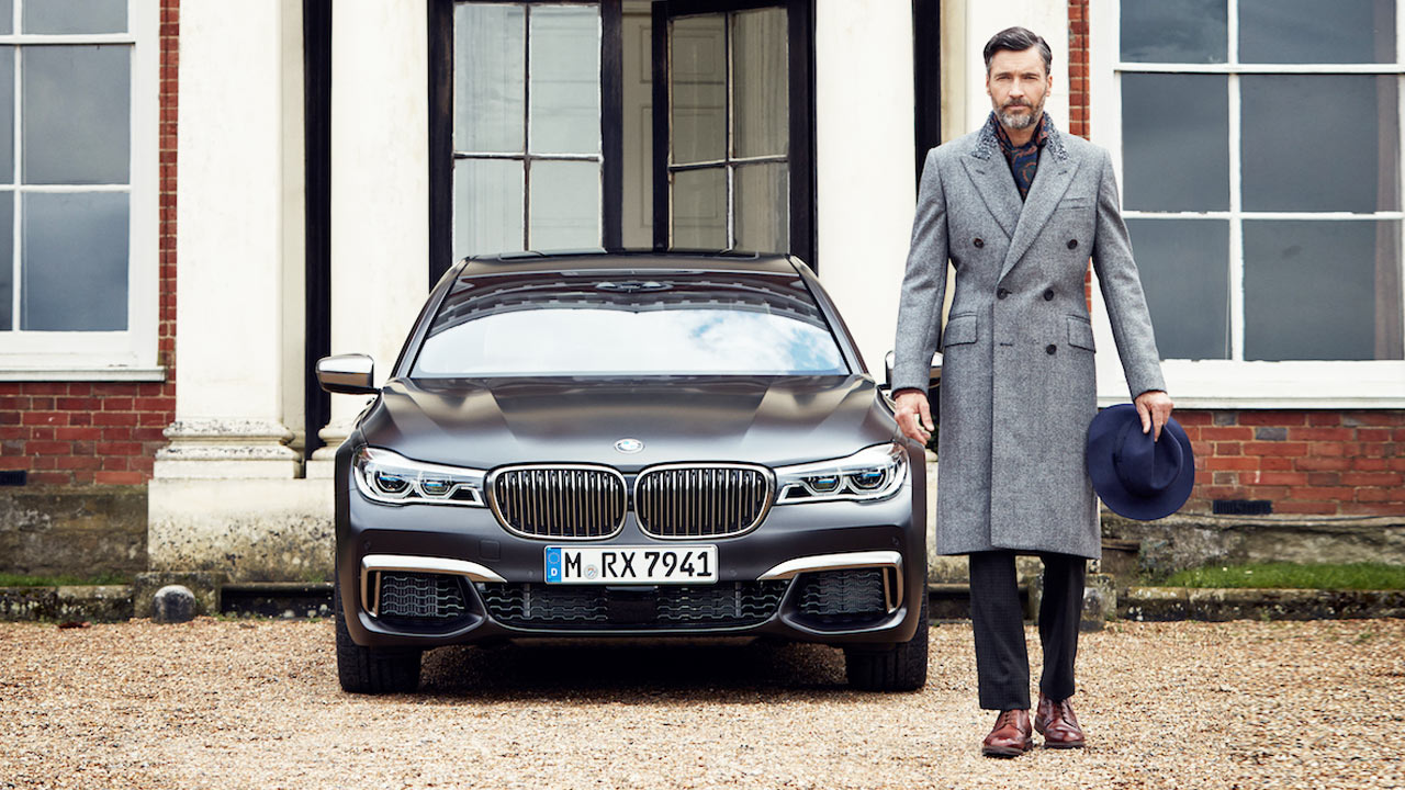 热剧《我的前半生》贺涵(靳东 饰)开的可不是普通的车