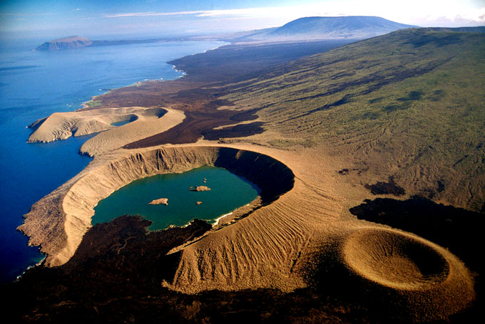 科隆群岛多火山地震的原因(科隆群岛是由火山喷发而形成的，次高的是一座死火山，亦在该岛上，名为阿苏尔山)