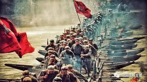 战士评《血战湘江》：湘江水可以漫过英雄的尸骸，但漫不过信仰的高山