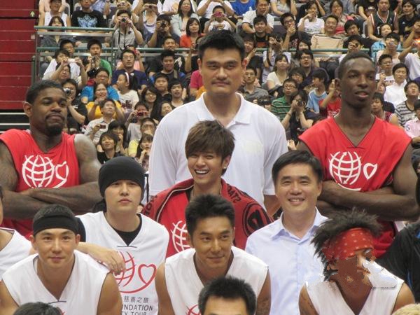 台北市长陪坐场边,林书豪刚进入nba,周杰伦,罗志祥当场跪拜姚明)