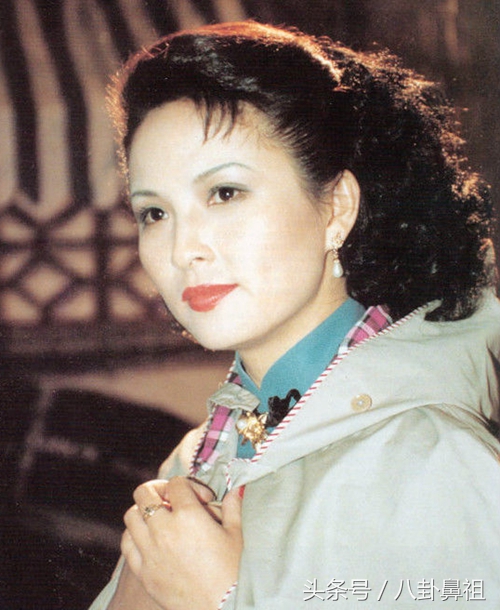 今天要聊的这位演员,演艺事业顺风顺水,家庭生活甜蜜幸福,她出道就演