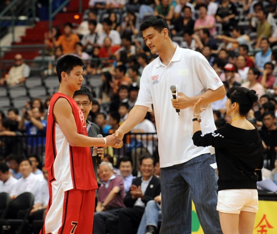 nba慈善赛(回顾2010年姚基金台北慈善赛，台北市长陪坐场边，林书豪刚进入NBA，周杰伦、罗志祥当场跪拜姚明)