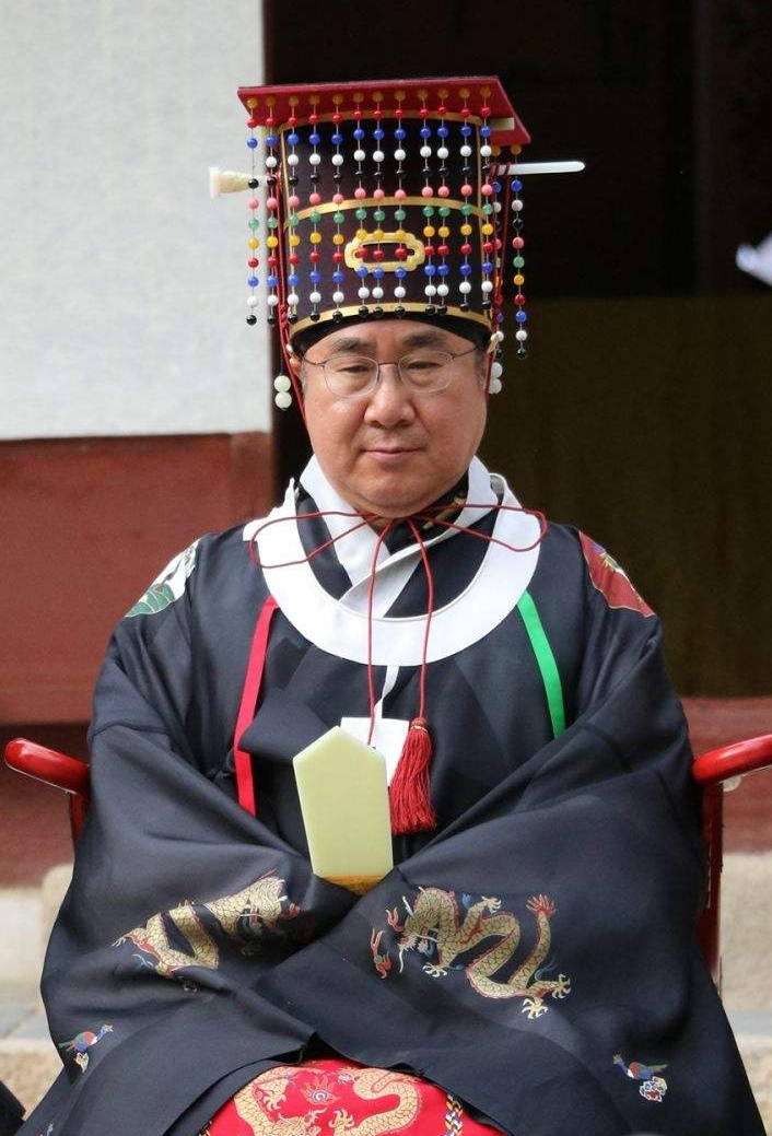 搞错没，韩国人也敢自称皇室，不经中国批准登基，还敢穿戴12冕旒和五爪金龙？