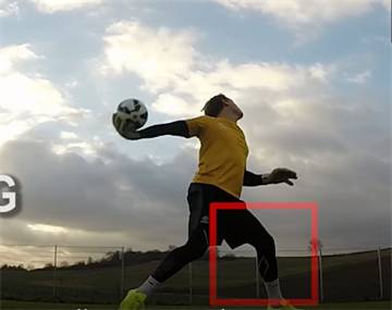 足球守门员手抛球技巧视频(「维维足球守门教程」手抛球如何才能抛得又远又准)