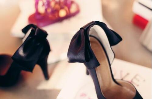 鞋子磨脚后跟怎么处理 怎样让鞋子不磨脚后跟