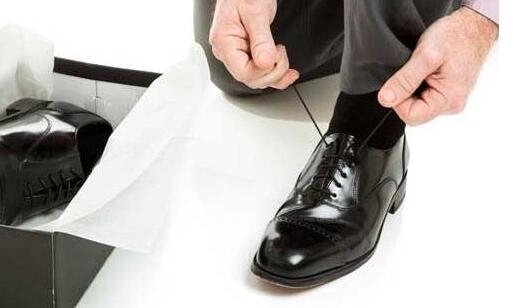 鞋子磨脚后跟怎么处理 怎样让鞋子不磨脚后跟