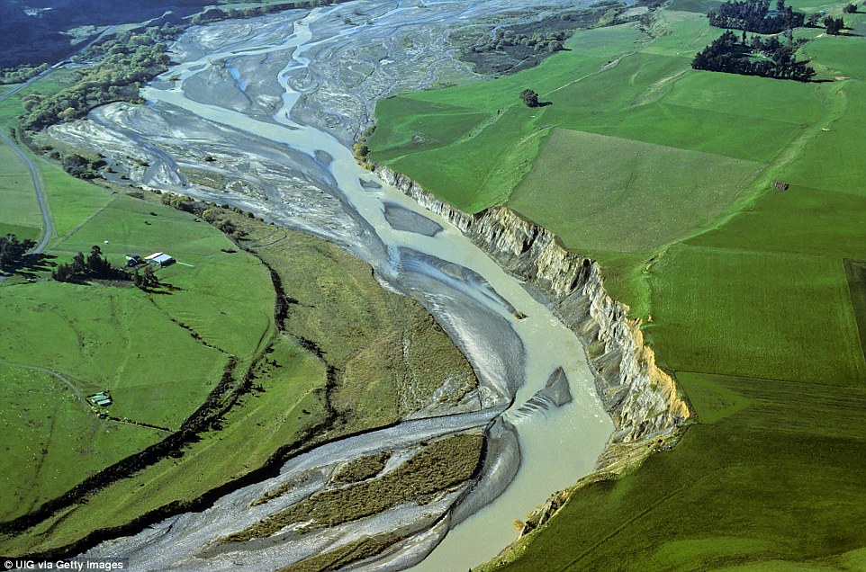 冰岛肖尔索河也位于高地,常年变换的水道十分迷幻.
