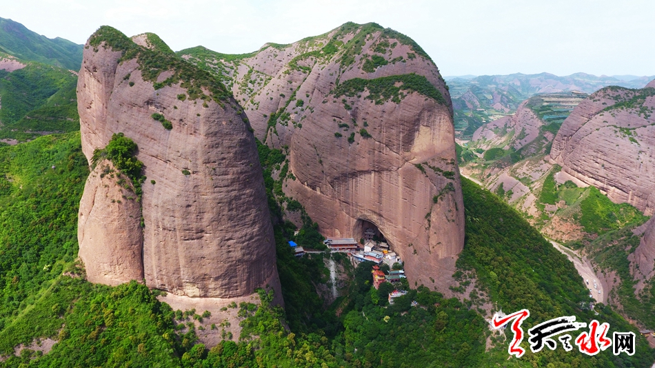 镶嵌在群山中的明珠—水帘洞