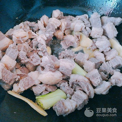 黄焖牛肉的家常做法（9个步骤教你做黄焖牛肉）