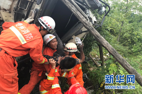 两货车相撞1人被困 金沙消防紧急救援 液压汇