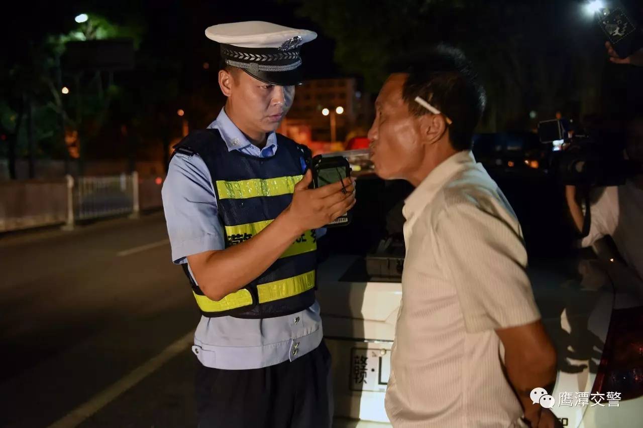 鹰潭交警启用“破胎器”防范暴力冲卡