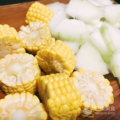 冬瓜玉米排骨汤,冬瓜玉米排骨汤的做法