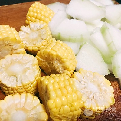 冬瓜玉米排骨湯,冬瓜玉米排骨湯的做法