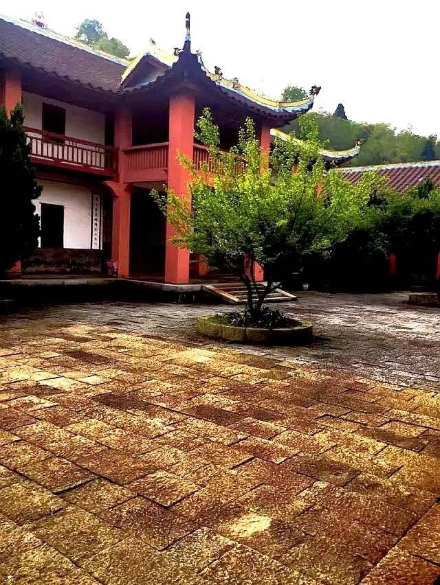 江西有座云居山，山上有座真如禅寺