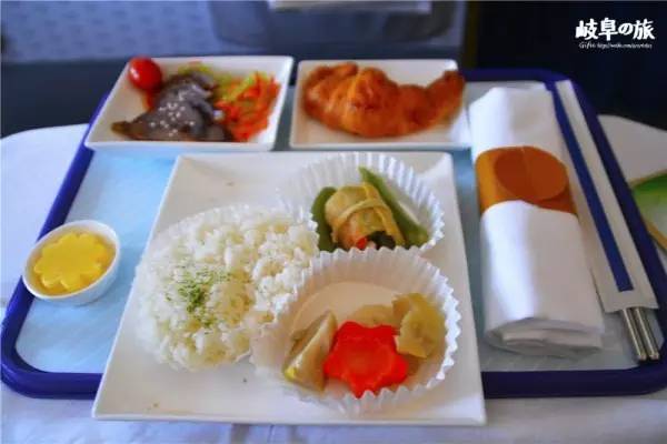 飞机餐难吃的主要原因(为什么飞机上提供的餐食总是很难吃？飞机餐的这些小秘密你一定不知道)
