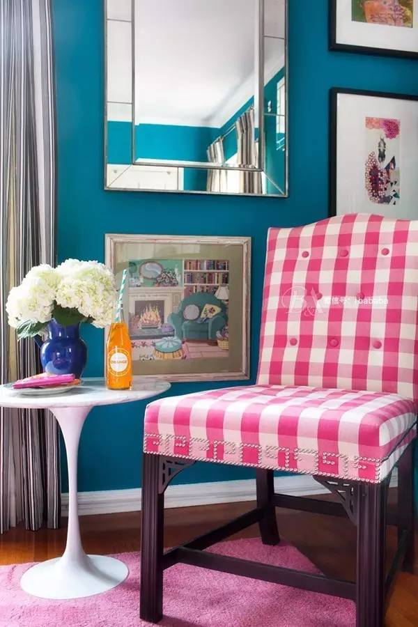 孔雀蓝是什么颜色 孔雀蓝电视背景墙效果图-百科叔叔