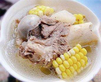 高压锅骨头汤的做法一用料:猪小排适量,宁夏枸杞十颗,生姜五片,红辣椒
