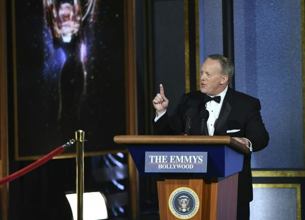 艾米奖颁奖仪式上特朗普被嘲笑的原发言人苏伊西“一马当前”