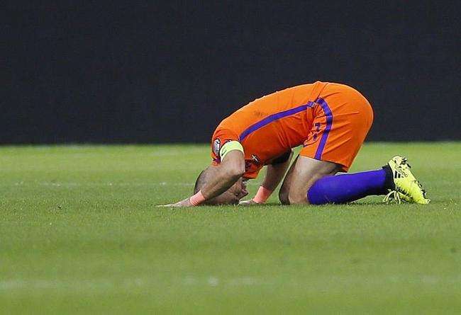 2014世界杯荷兰阵容(别了，那一抹明艳的橙色！2014年季军荷兰，究竟因何无缘世界杯｜懒熊早声音)