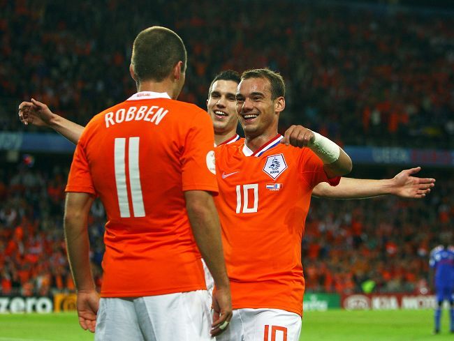 2014世界杯荷兰阵容(别了，那一抹明艳的橙色！2014年季军荷兰，究竟因何无缘世界杯｜懒熊早声音)