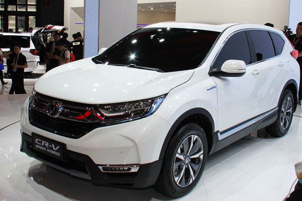 本田crv细节方面,其采用了本田家族式格栅设计,中央标志性的网状格栅