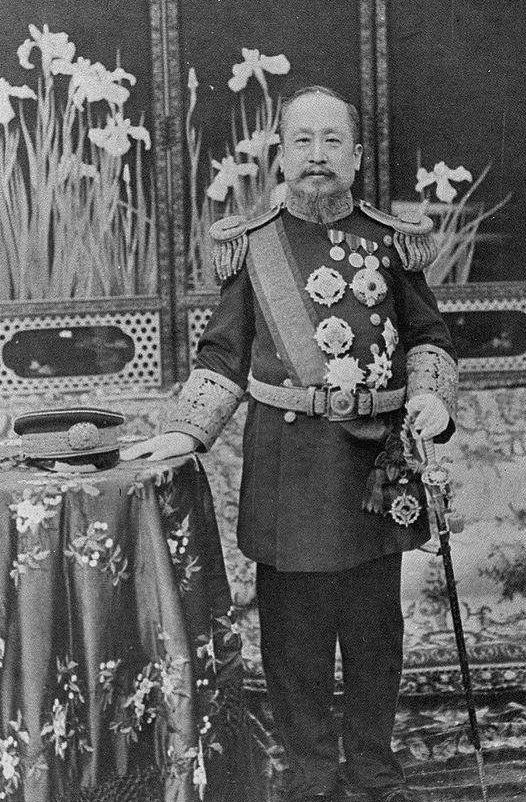 搞错没，韩国人也敢自称皇室，不经中国批准登基，还敢穿戴12冕旒和五爪金龙？