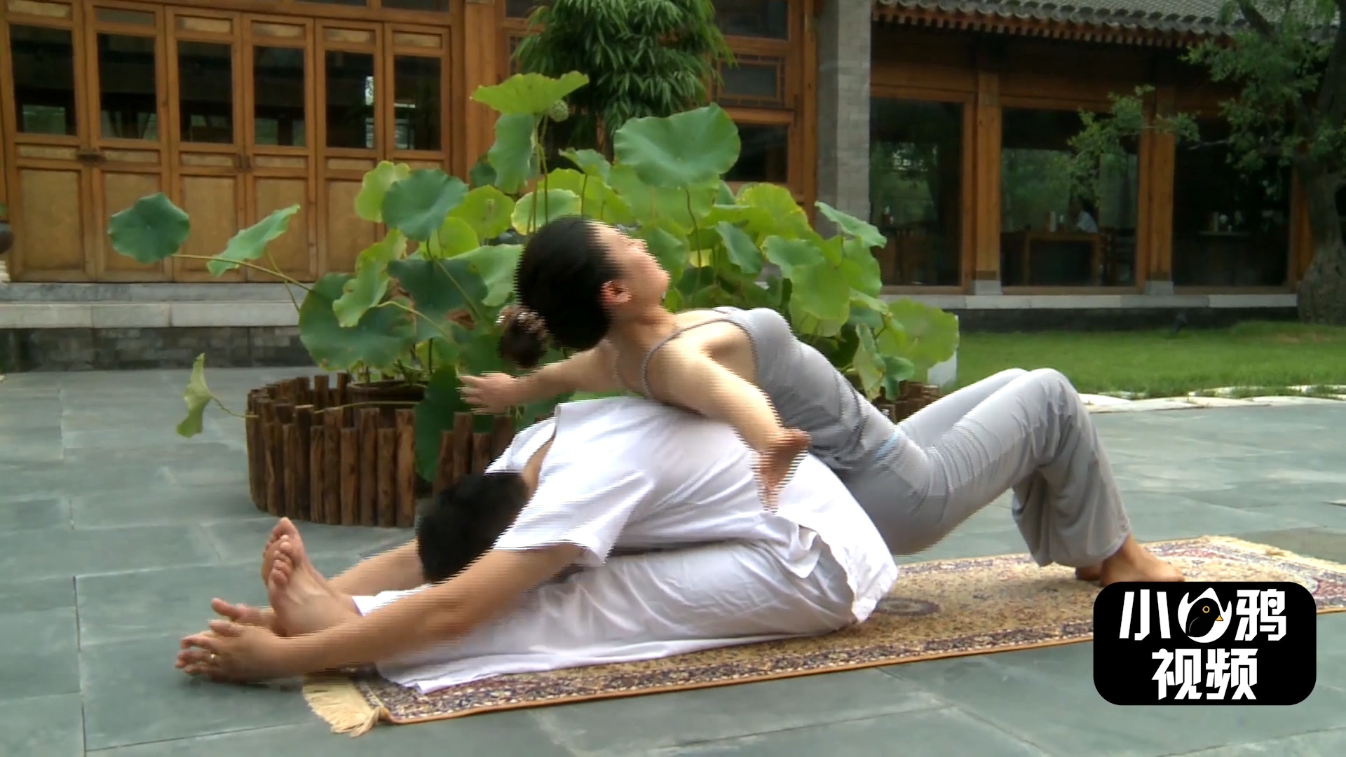男女瑜伽双人视频(男女双修的双人瑜伽教程全集！增进感情、调节身心！快和爱人一起来练吧！)