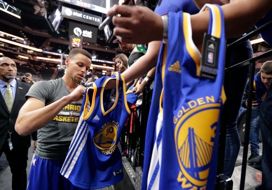 nba球衣左上角的广告有哪些(球衣广告兴起、国内品牌还在观望！我们买球衣还得带上广告？)