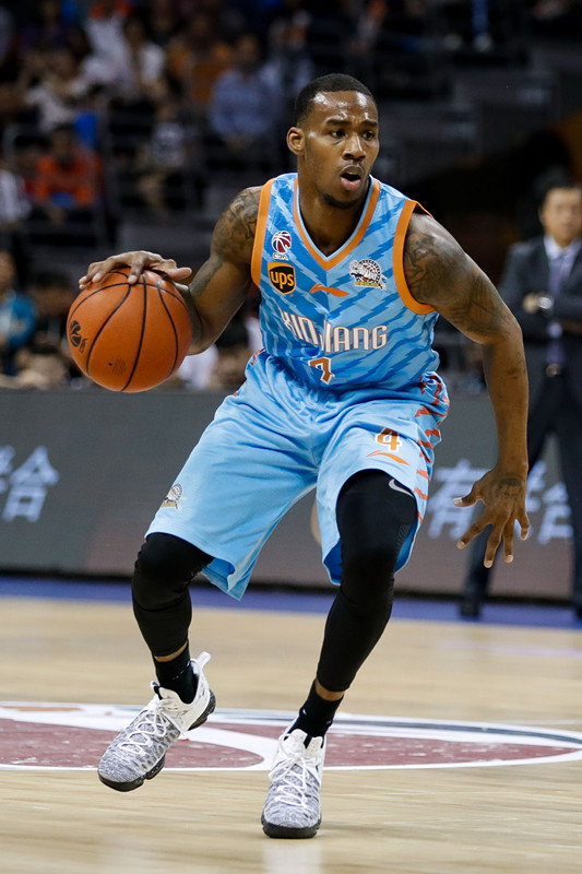 cba亚当斯哪里人(cba|一举成名——达柳斯·亚当斯)