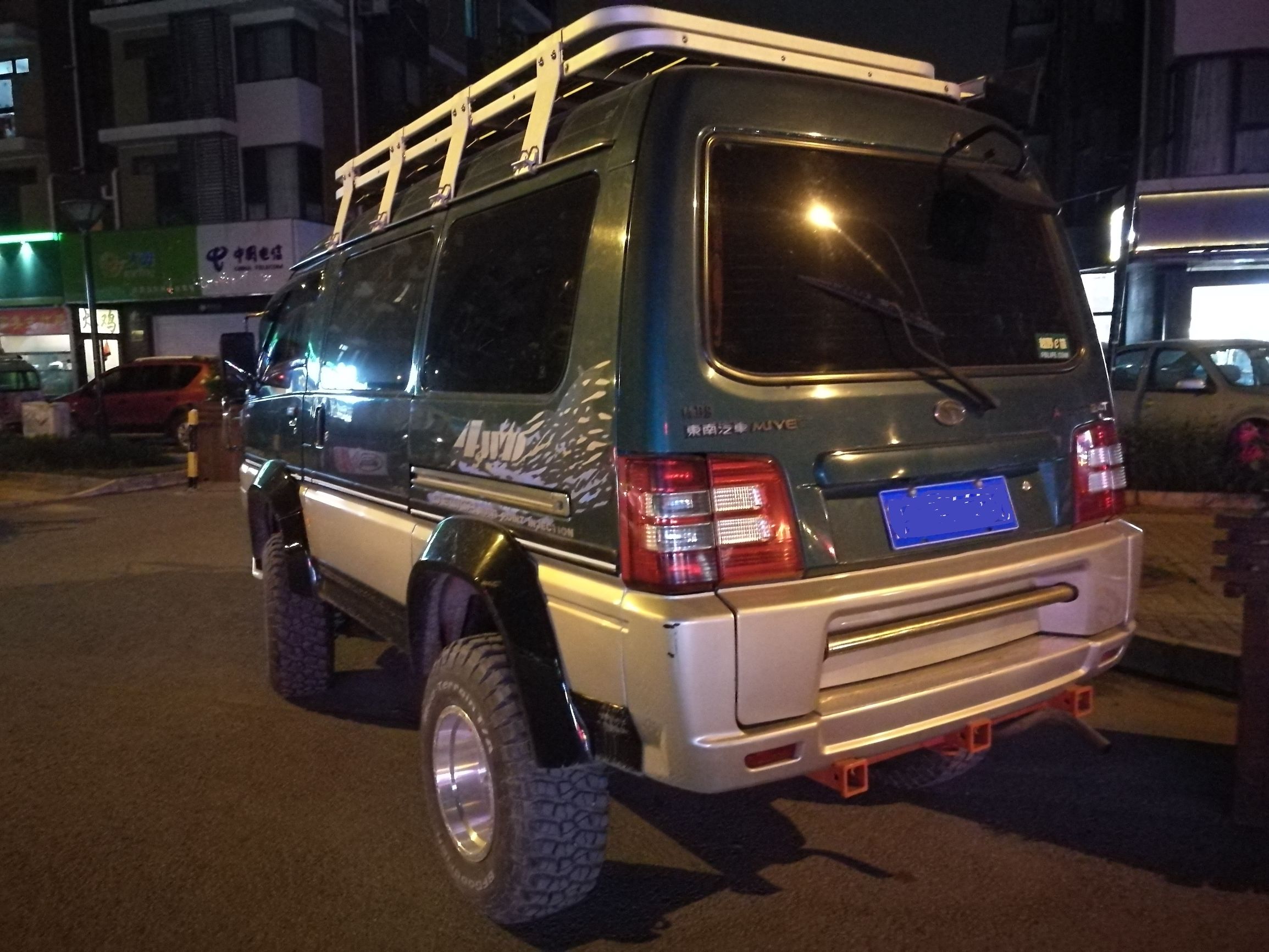 还有比五菱宏光还嚣张的面包车 被改装成了丰田兰德酷路泽