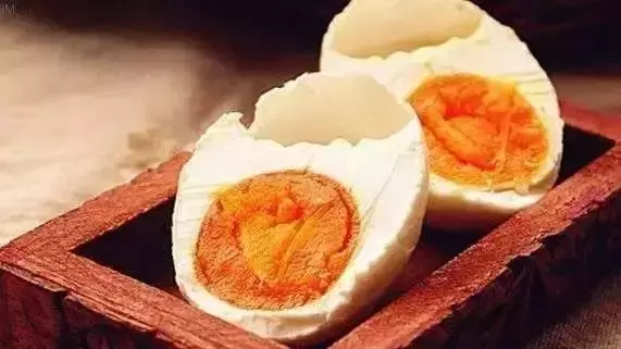 白洋淀咸鸭蛋图片（流油白洋淀鸭蛋在家自制的方法）