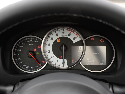 仪表盘为典型跑车风格布局,位于中间的白底转速表中7500转红线级9000