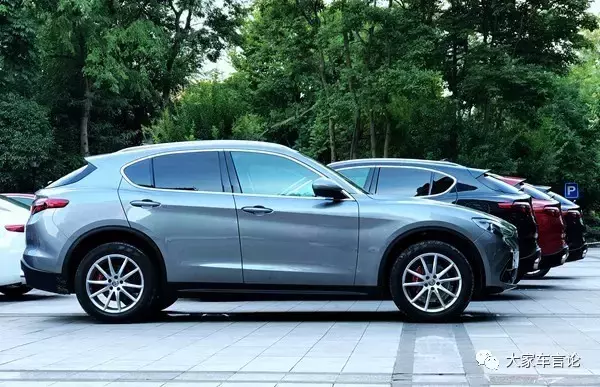 阿尔法罗密欧Stelvio,名字不好念但确实很好玩