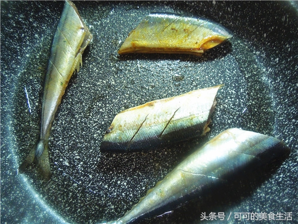 煎秋刀鱼(秋刀鱼只会盐煎？告诉你煎秋刀鱼的配料，咸鲜香味俱得)