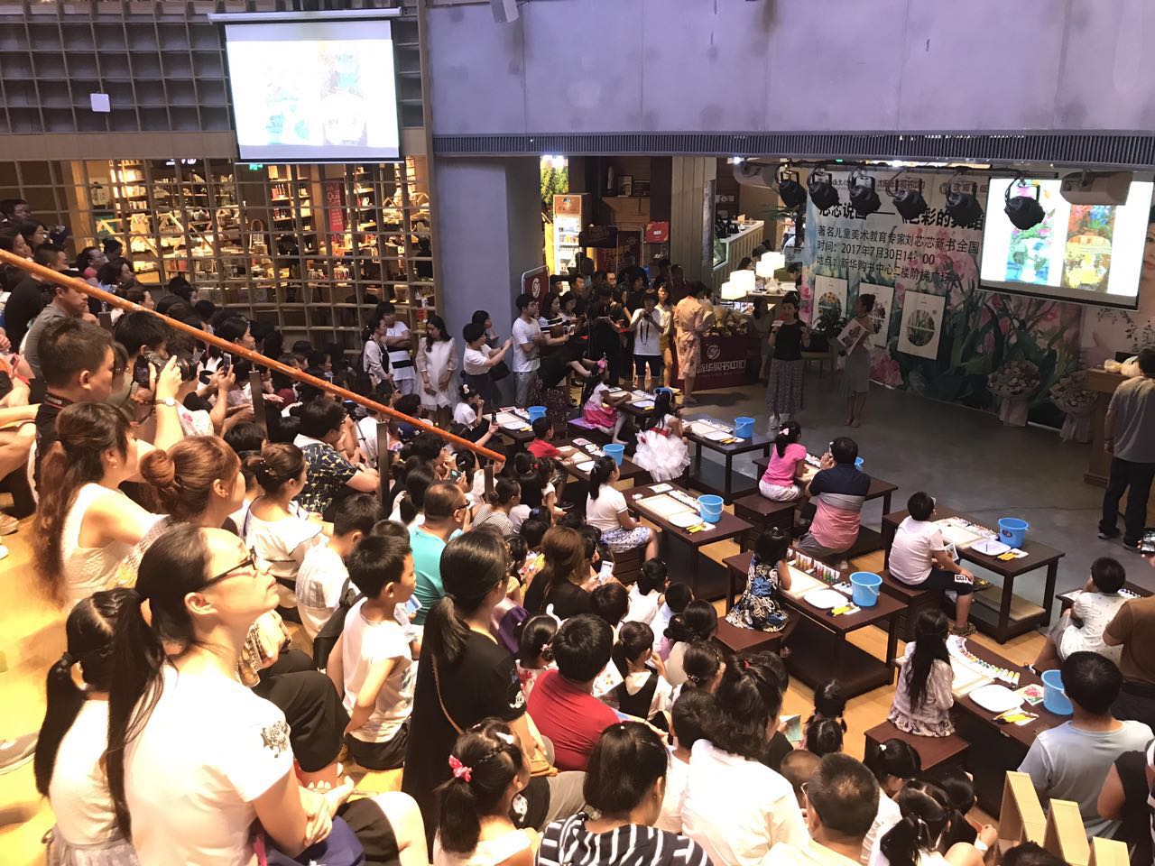 儿童美术教育专家刘芯芯，在沈阳玖伍文化城举办《色彩的舞蹈》全国首签发布会