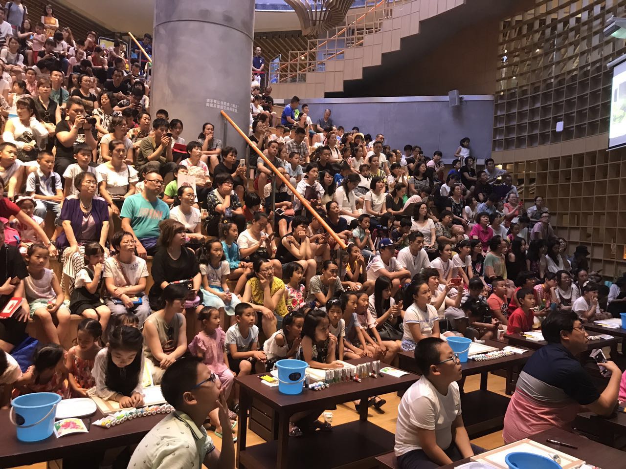 儿童美术教育专家刘芯芯，在沈阳玖伍文化城举办《色彩的舞蹈》全国首签发布会